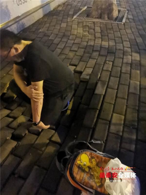  路面|一男子踩踏人行道掉进坑里，部门：已修复路面