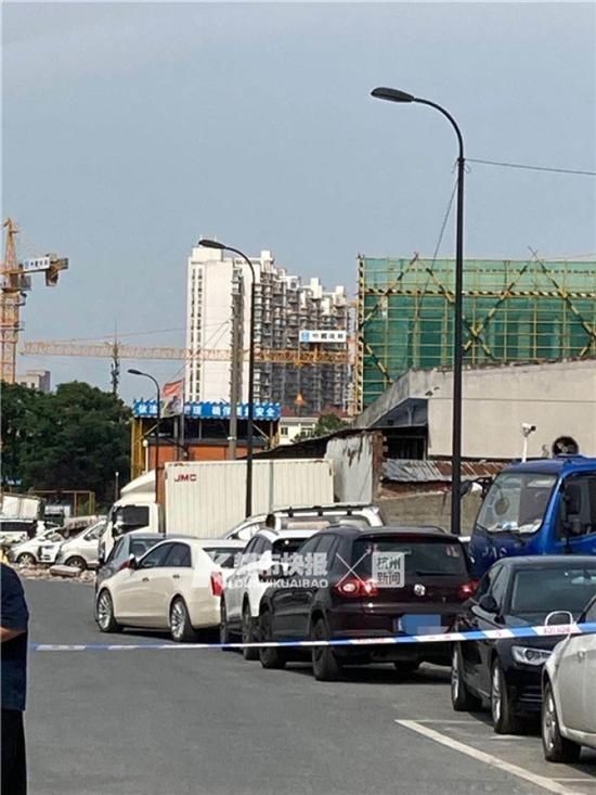  车主|今天中午杭州绍兴路一堵围墙倒塌，20多辆车被砸坏