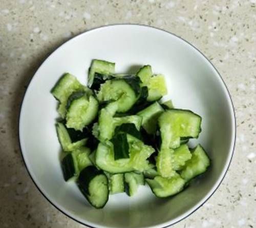 凉拌|如何让凉拌黄瓜变得美味?我教你两个窍门,比餐馆好多了