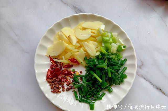 汤汁|小黄鱼这样做最下饭,麻辣鲜香,鲜嫩入味,汤汁拌饭也能多吃两碗