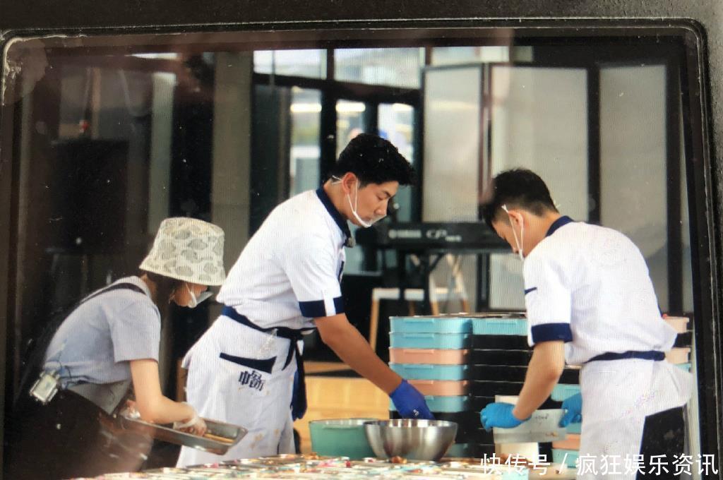  中餐厅|中餐厅向武汉防洪一线送餐，赵丽颖杨超越认真干活，王俊凯接地气