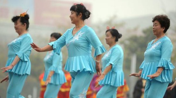  痴迷|为何奉劝女人“别痴迷”跳广场舞？3个退休女人说出心里的痛！