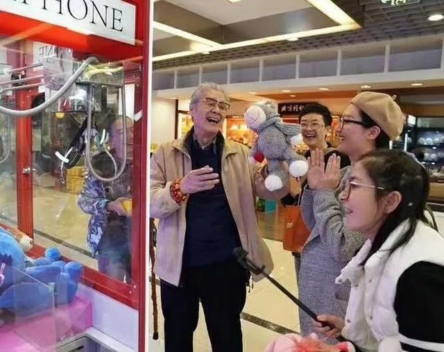  书籍|93岁时你会做什么？来看看蓝天野的朋友圈：有猫有狗、有书籍字画