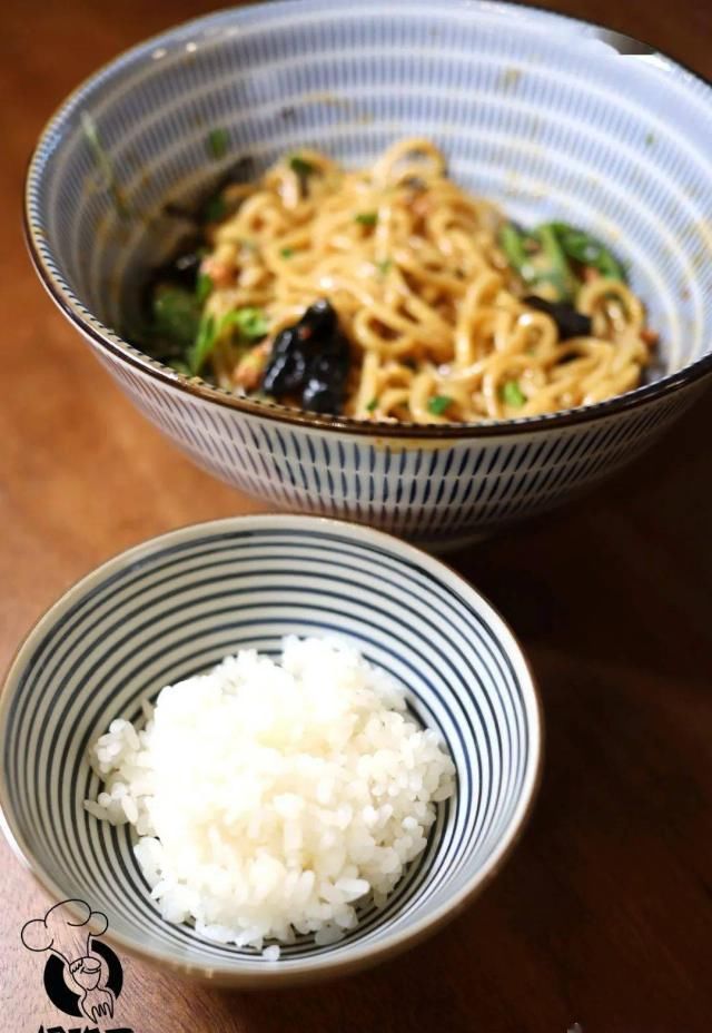  进去|纽约第一家日式油泼面+宝藏小酒馆新张！进去的居然都被上了一课？