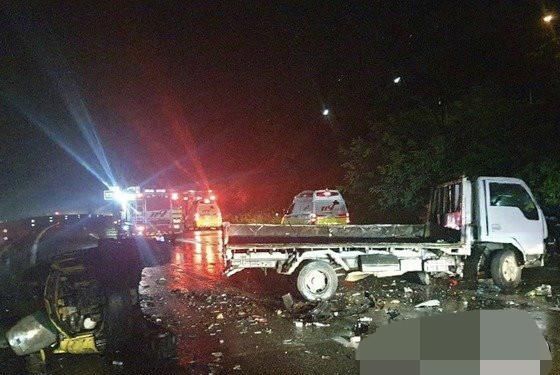  朴智允夫妇|韩星夫妇全家四口高速路遭遇车祸，与大卡车相撞，现场画面曝光