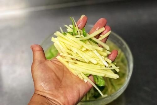  土豆丝|凉拌土豆丝酸辣开胃，变得又白又脆有妙招儿，你知道了吗？
