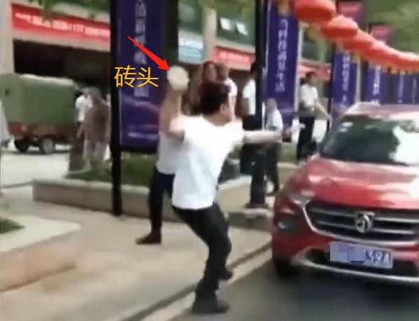 门口|本田停车堵门口,暴躁业主直接砸车,路人都说砸得好