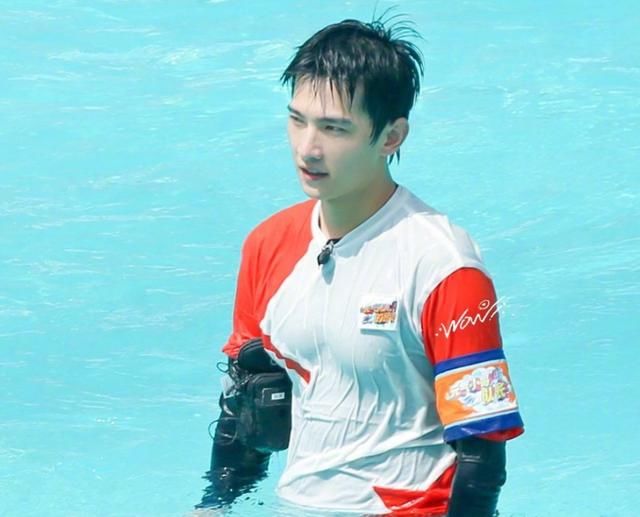 紧贴|杨洋节目下水路透图曝光，衣服湿水后紧贴身体，这肌肉认真的吗