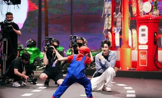  表演|王一博镜子蹲出圈！看小朋友跳舞王一博直接双膝跪地，细节好评