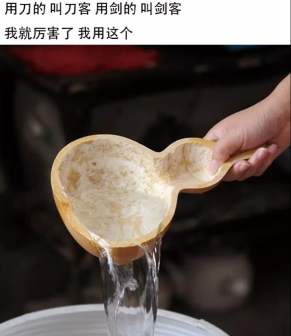 伸过来|“刚准备自拍,后座的大姐就把脚伸过来了,怎么教育她才不失体面?”