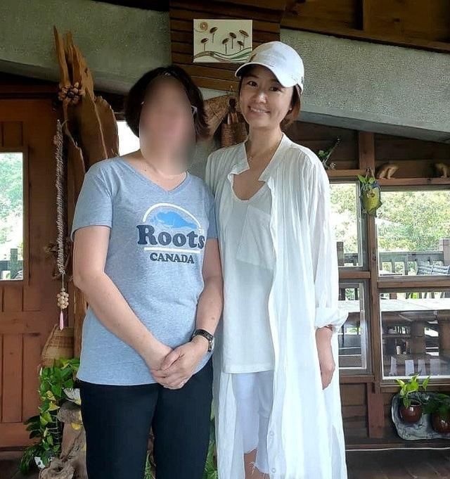 林心如和霍|霍建华夫妇度假被路人曝光素颜,林心如脸肿眼小很疲惫比丈夫显老