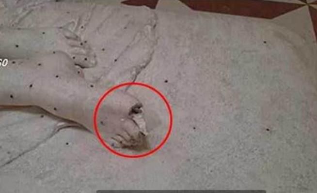  雕像|坐一下代价82万！国外男游客损毁19世纪雕像装没事离开，遭警方逮回重罚