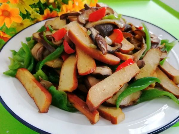  夏日|#夏日消暑，非它莫属#香菇香干炒青椒