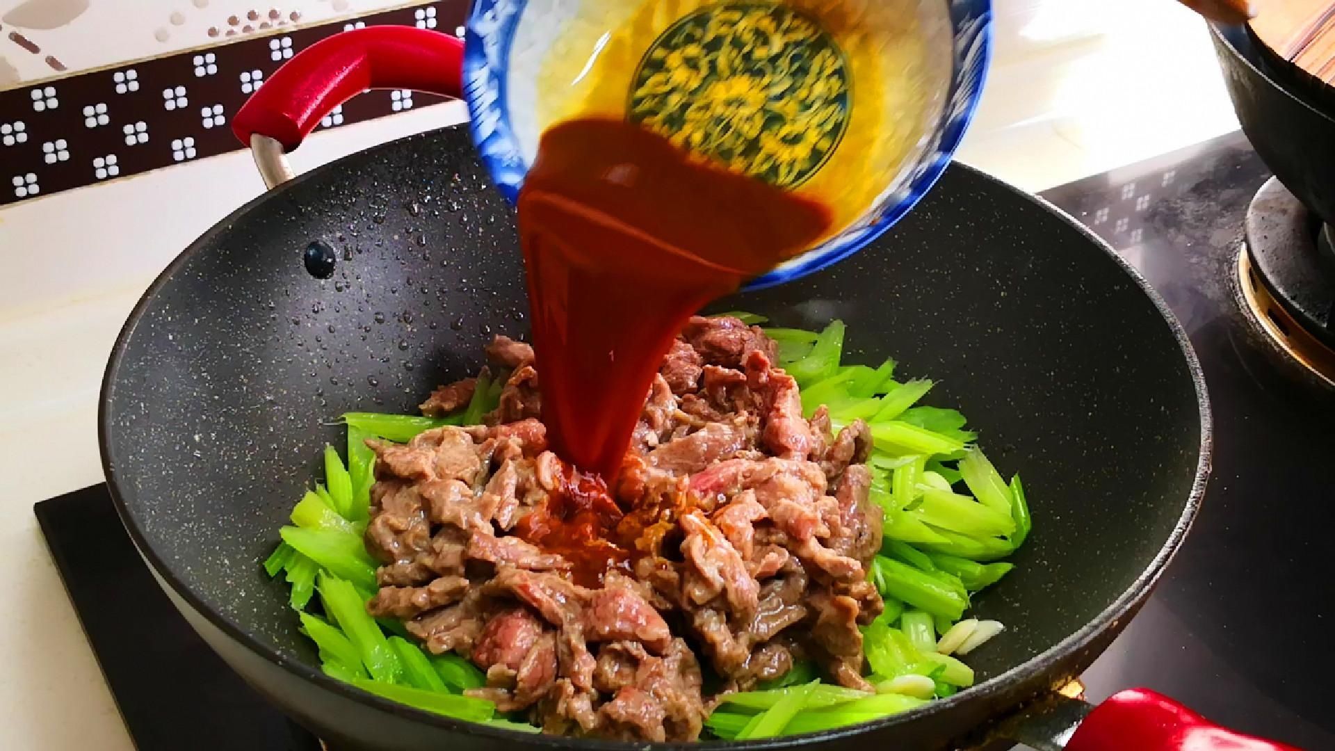  下锅|才知道，炒牛肉时不能直接下锅炒，教你1妙招，牛肉嫩滑，还不腥