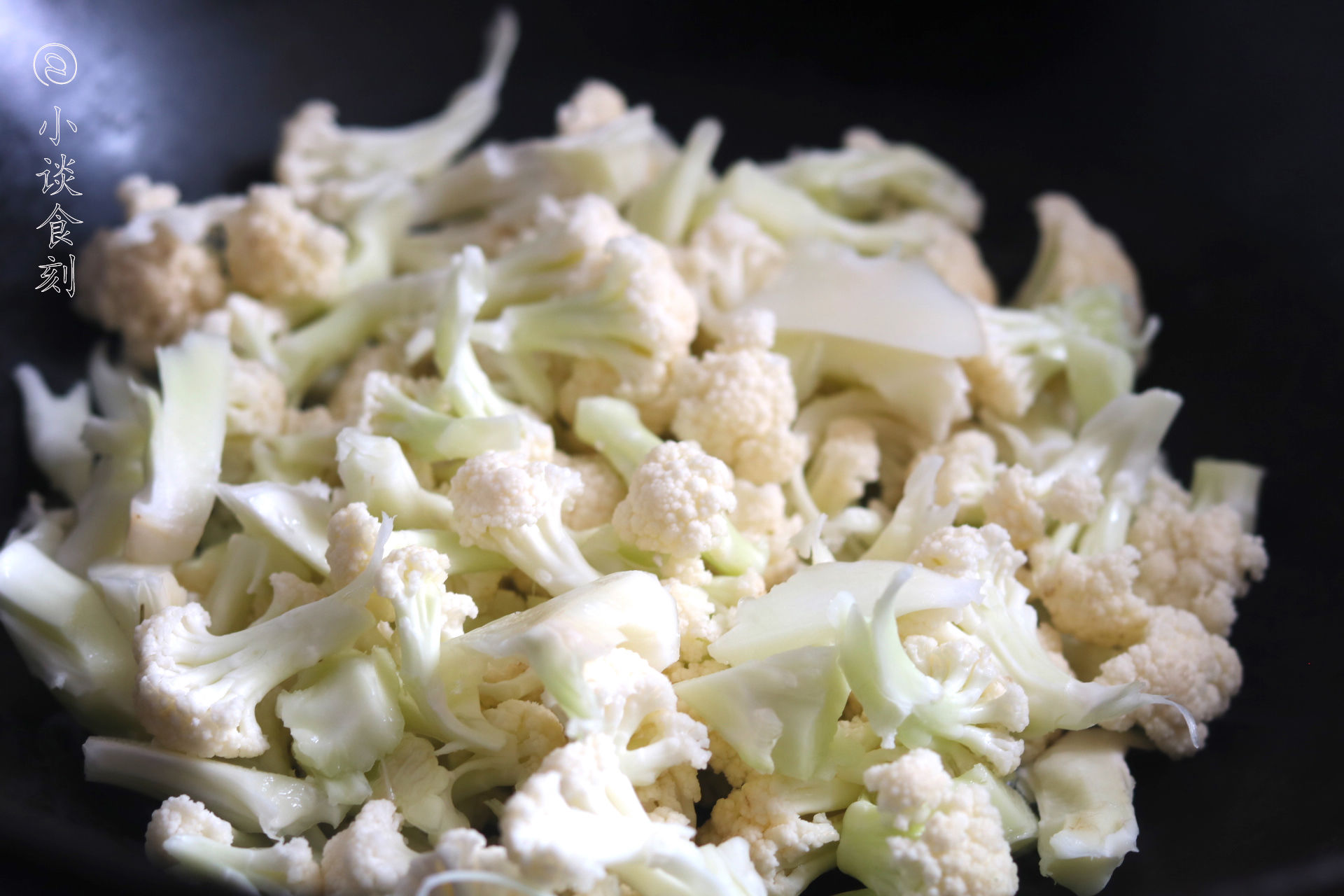  油量|炒花菜时，有人过油有人焯水，费时还不爽脆，这样做低油量更健康