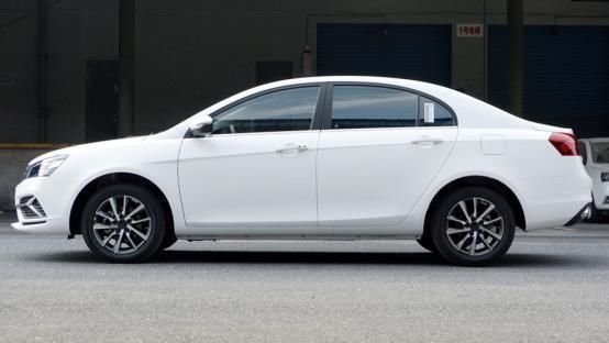  竞争|竞争轩逸帝豪，新宝骏轿跑轴距2米7，标配大屏车联网，不足6万