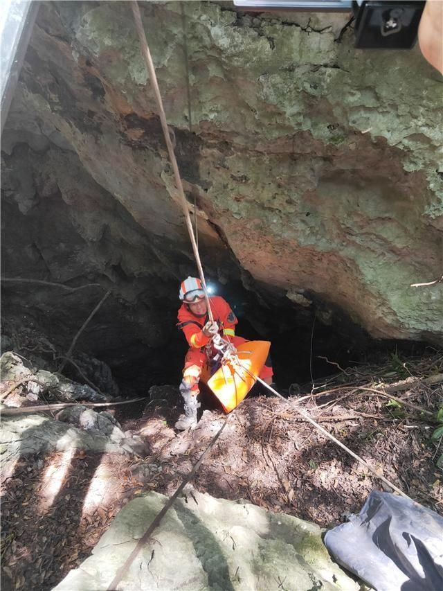  洞口|工人意外坠入洞底，消防展开生死营救