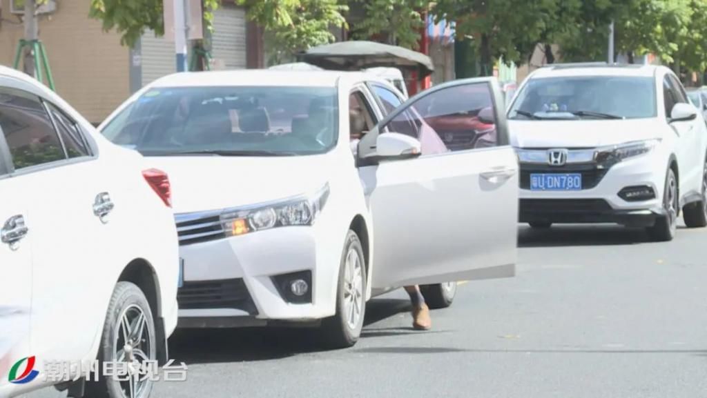路段|潮州福安路段道路中间停放着近10辆私家车，把路面当成了自己的停车场
