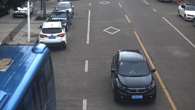  街头|惊险！石浦街头一货车 “无人驾驶”开溜，撞了…