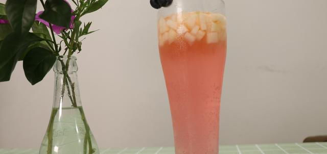  冰凉|夏天太热！来一杯水蜜桃气泡水，冰爽解渴，冰凉透心，做法简单