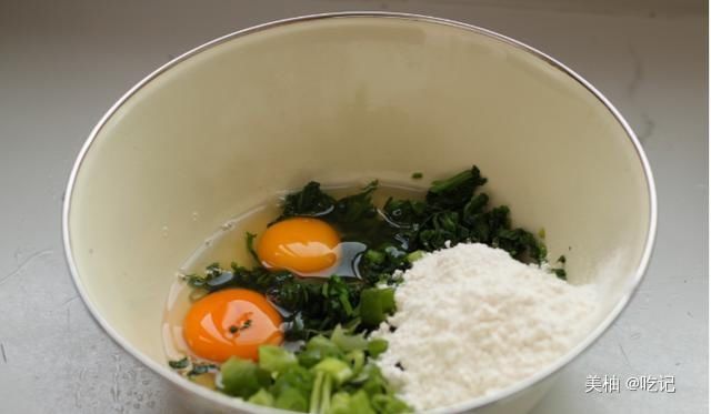  好吃|以后这种蔬菜叶子不要再扔了，用来煎饼，营养高，比鸡蛋饼好吃