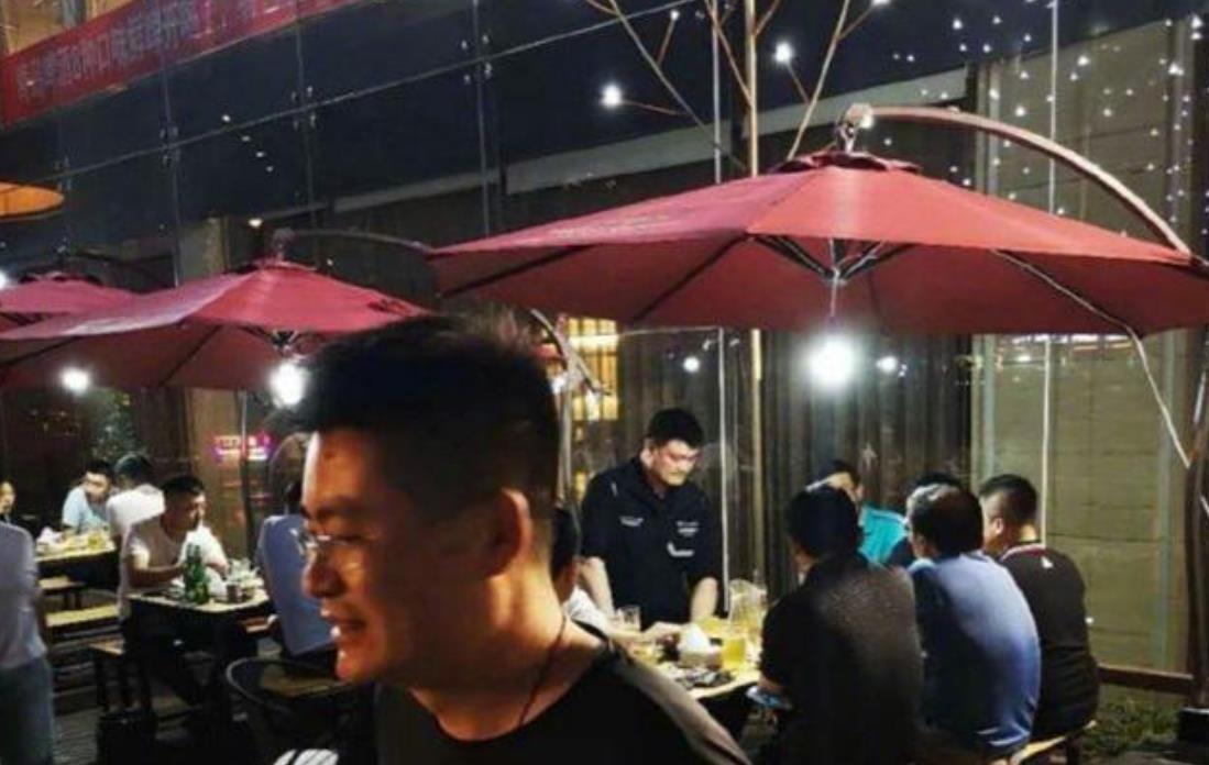  易建联|易建联近况曝光！姚明举动再引热议，球迷：像是在喝娃哈哈