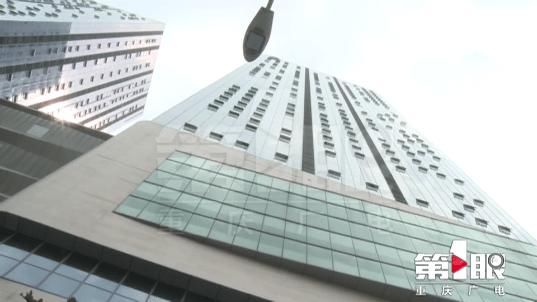 监控|两次丢包裹监控显示被同一男子拿走，他还拆开一条裙子比划了一下