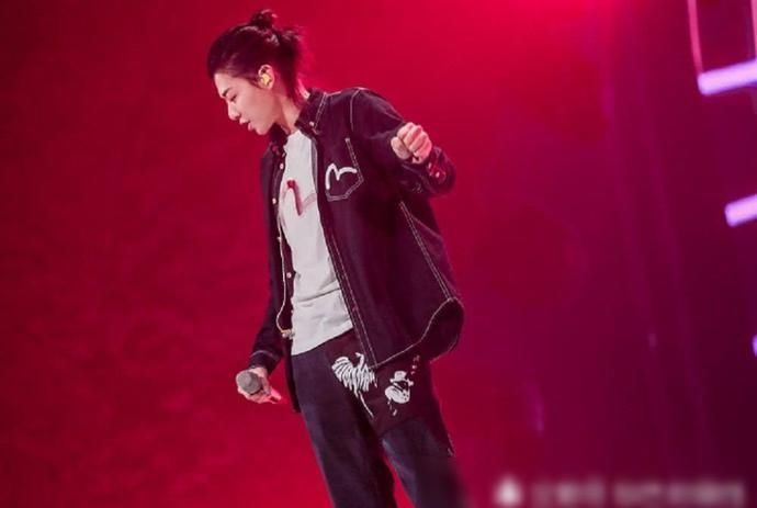 调戏|张艺兴被GAI调戏了,一脸无奈只能苦笑,粉丝评论:太扎心了