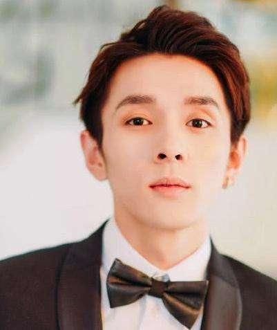  嘴巴|李佳琦一年要试色“上千支口红”，为什么嘴巴还那么Q弹？