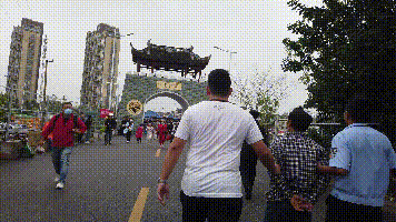 警方|钱塘江潮水有多好看？警方从观潮人群里揪出一个逃犯