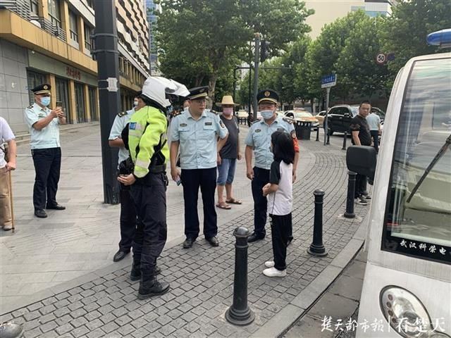  张洪涛|小女孩出门找妈妈迷了路，警方城管联动送其回家