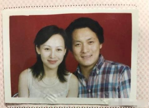 导演|19岁和导演私奔，住地下室、裸婚，4年生3胎，丈夫用7部剧捧红她