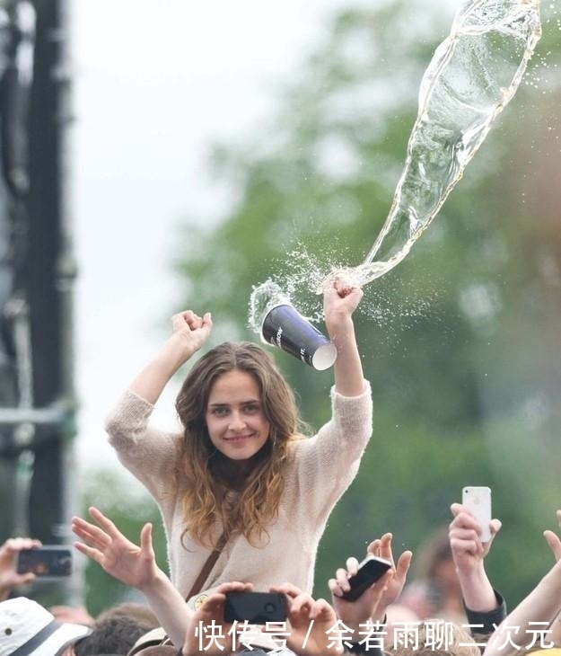 上衣|妹子,出门穿件上衣吧,遮挡一下,要不淑女形象全完了