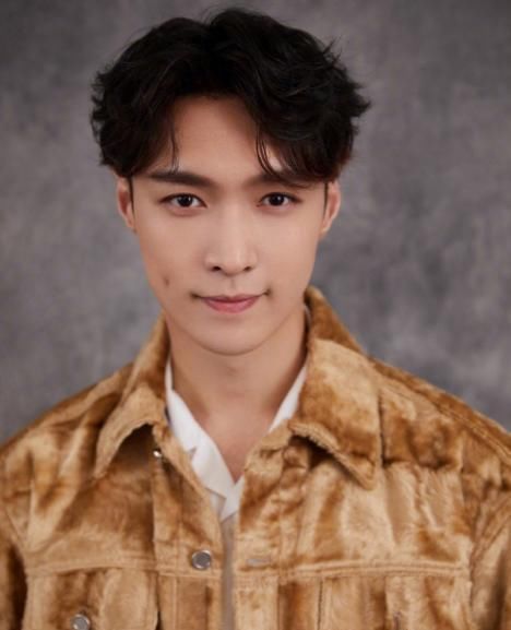  地板|张艺兴被老师大赞舞技，称将一同参加世界比赛，曾为练舞踏坏地板