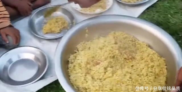 印度|印度富豪请全村人吃鸡,一大锅肉配一大锅饭,几百个人坐草地上吃