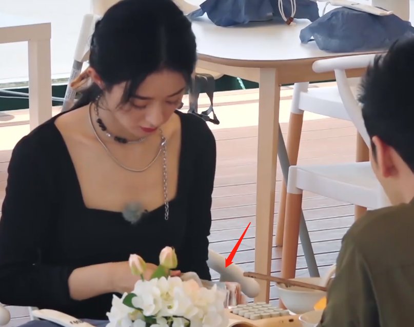  糟糕|赵丽颖《中餐厅》把刨冰吐回碗里，边数钱边吃饭，生活习惯太糟糕