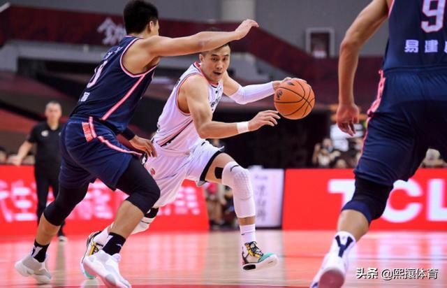  胡明轩|太可爱！CBA小记者采访赵继伟却弄错名字，对他喊道：胡明轩哥哥