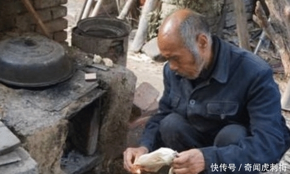 失主|老人捡到钱包，失主给一百块感谢费，却因一句话，引起路人愤怒