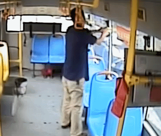  车窗|过分！男子捶打开车中的司机16次，还砸碎车窗