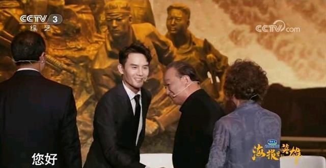  声音|演员王凯主持首秀多次热泪盈眶表现不俗，磁性的声音非常有感染力