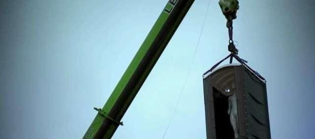  瞬间|电梯下坠，落地瞬间用力往上跳真能救命？看实验！