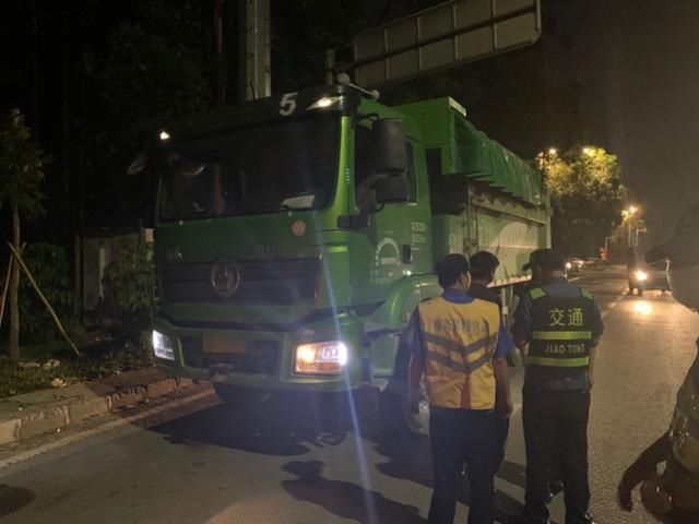 尘污染防控和泥头车|东莞泥头车整治“百日行动”，立案查处污染路面及非法倾倒近千宗