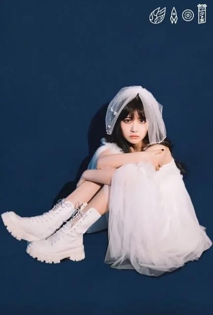  好看|火箭少女101暗黑新娘妆，杨超越造型最好看，李紫婷得罪化妆师？