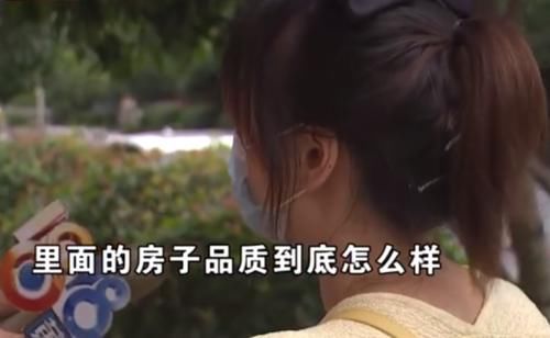  偷拍|擅入楼盘工地后，女子被数名保安围堵翻查手机，保安：怀疑她偷拍