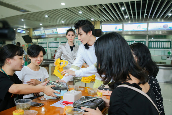  单人|「TFBOYS」「分享」201017《中餐厅》收官之夜王俊凯单人cut，奇迹俊俊解锁新的搞笑时刻