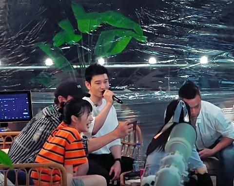  唯独|黄晓明在餐厅里唱歌时，其他人都夸赞好听，唯独赵丽颖与众不同