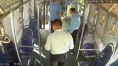 公交车|公交车上掉了金手镯!司机3次地毯式查找终寻回