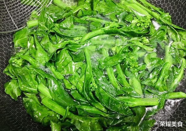  姜汁芥兰|七月遇见这菜别手软，多买几斤也无妨，加点姜末炒，驱寒增食欲