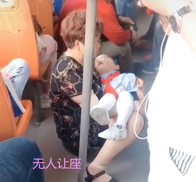 倚老卖老|奶奶抱熟睡孙女上公交，周围乘客熟视无睹，之后老人动作让人心酸