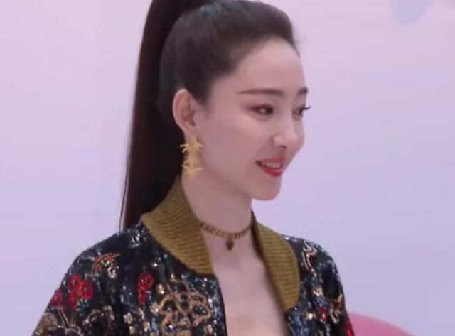  挖耳朵|《浪姐》王丽坤淘汰了，郁可唯不知所措挖耳朵，白冰想笑但忍住了